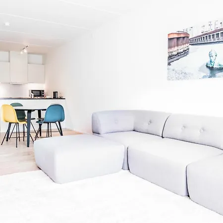Modern Spacious 2-bed By The Harbour Apartment